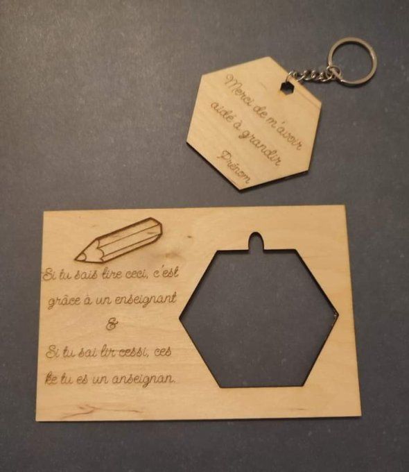 Carte en bois avec porte clés 